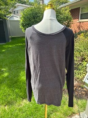 urban pipeline Men's Long-Sleeve Raglan Shirt in Charcoal and Black